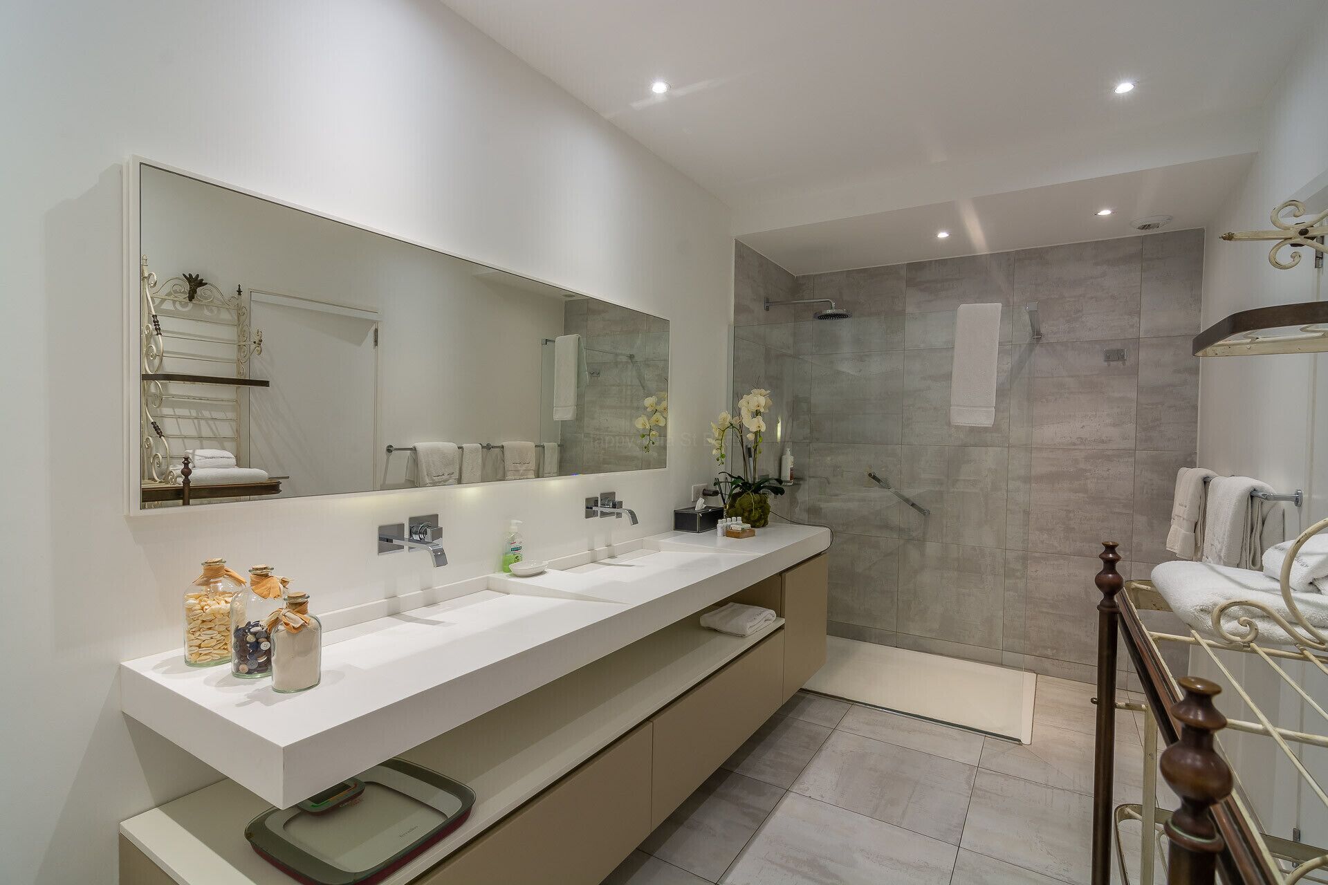 Douche, sèche-cheveux, serviettes fournies