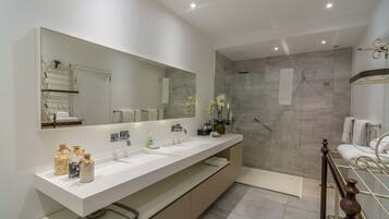 Douche, sĂšche-cheveux, serviettes fournies