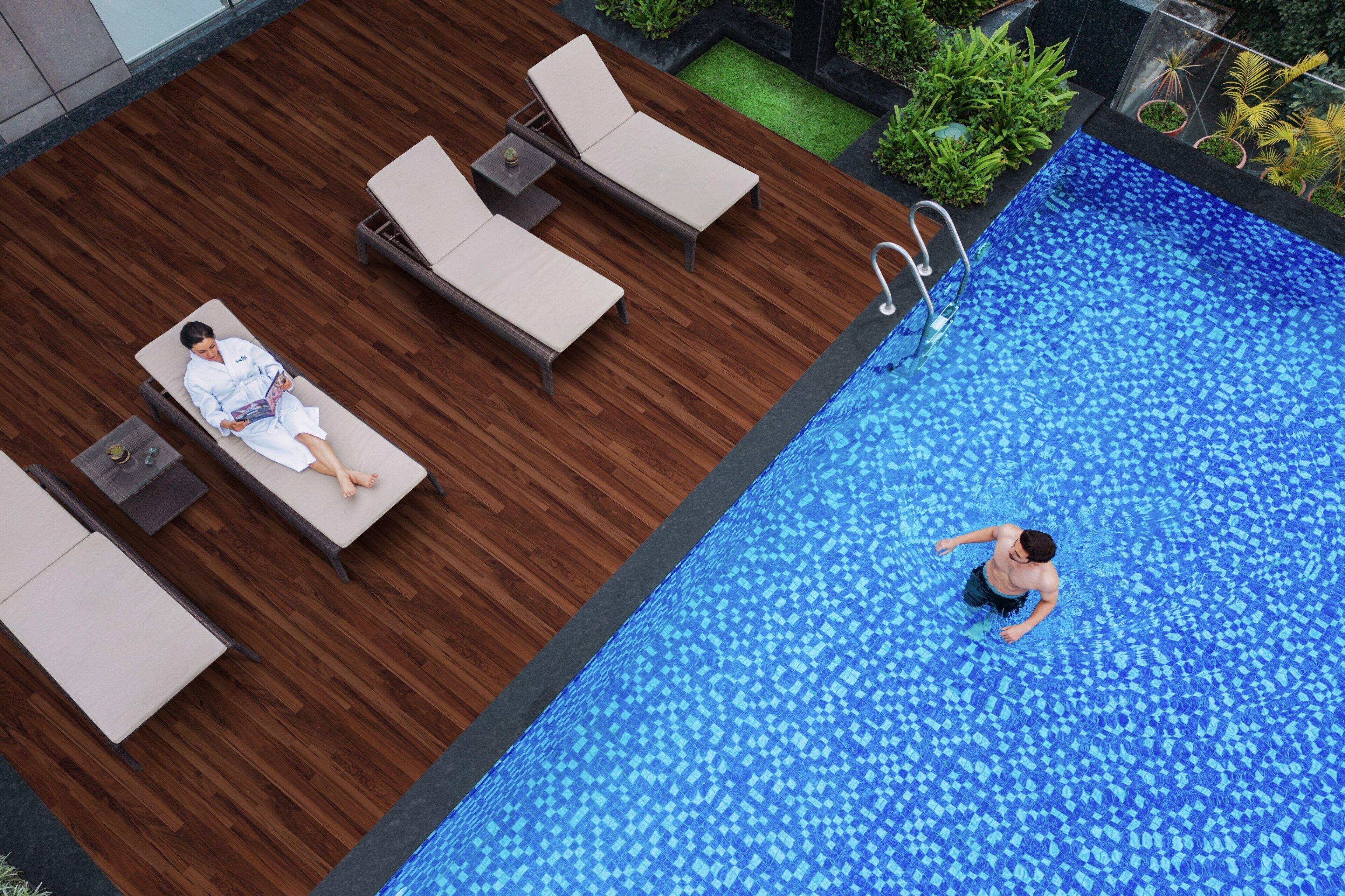 Un espace piscine aménagé sur le toit, avec des chaises longues et une piscine.
