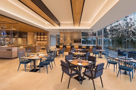 Restaurant. Fairfield by Marriott Dehradun