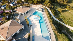 Una piscina al aire libre de temporada