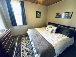 2 chambres, bureau, fer et planche à repasser, lit de bébé portatif