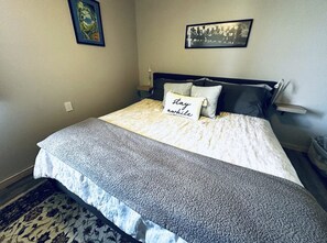 2 Schlafzimmer, BĂŒgeleisen/BĂŒgelbrett, kostenloses WLAN, BettwĂ€sche