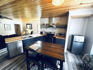 Réfrigérateur, four à micro-ondes, un four, surface de cuisson