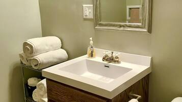 Combined shower/tub, hair dryer, towels