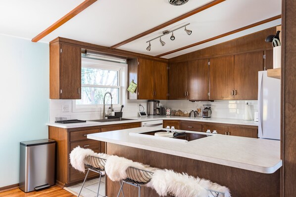 Refrigerador, microondas, horno y parrilla de estufa 