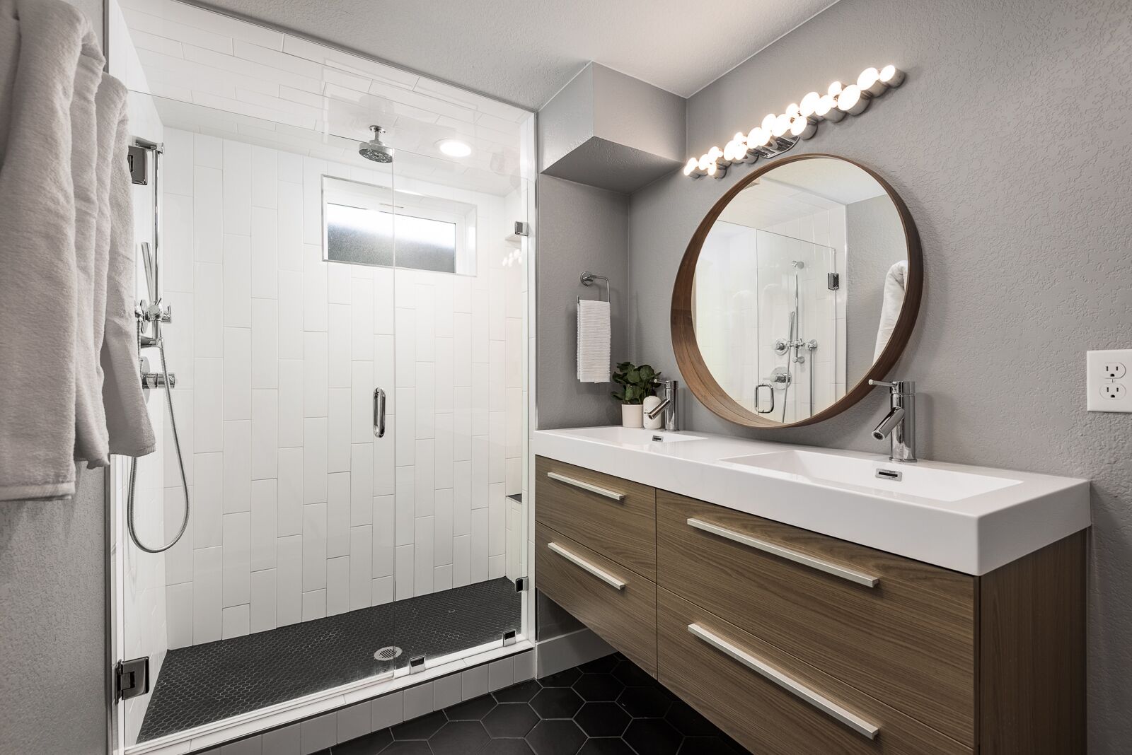 Combined shower/tub, hair dryer, towels, shampoo
