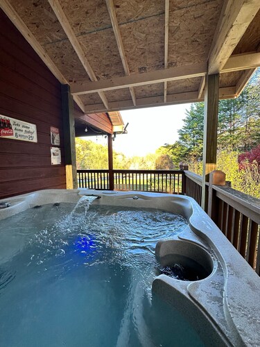 Bowling , Corn Hole ,Video Games Pigeon Forge ! Game Room ,Hot Tub-Pool-Fishing