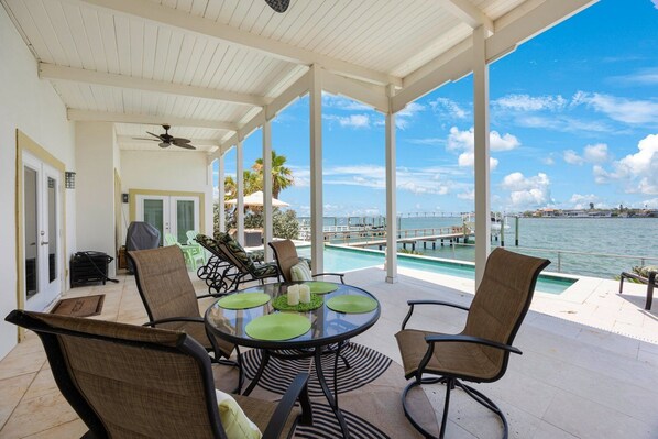 Outdoor dining - Walk to beach, waterfront private pool, extra sleeping space (St. Pete Beach)