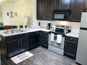 Micro-ondes, lave-vaisselle, cafetière/bouilloire