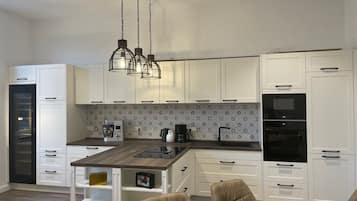 Fridge, stovetop, coffee/tea maker, electric kettle