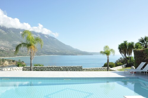 Seaspray Villa is a 3 bedroom Villa front of the sea with private swimming pool