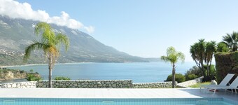 Seaspray Villa is a 3 bedroom Villa front of the sea with private swimming pool