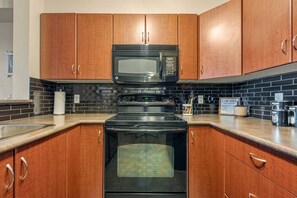 Frigorifero, microonde, forno, piano cottura