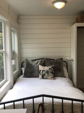 1 bedroom, desk, free WiFi, bed sheets