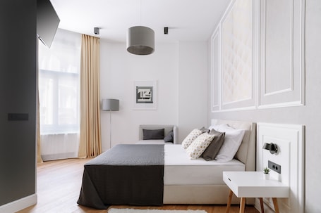 Deluxe Studio | Desk, laptop workspace, iron/ironing board, free WiFi