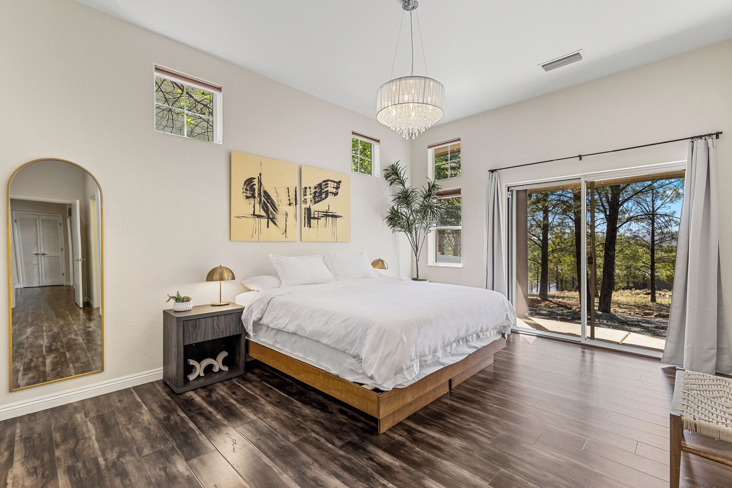 3 bedrooms, desk, soundproofing, iron/ironing board