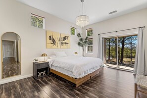 3 bedrooms, desk, soundproofing, iron/ironing board