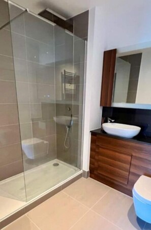 Suihkun ja ammeen yhdistelmä, hiustenkuivaaja, pyyhkeet, saippua