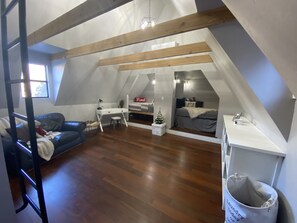 2 soverom, skrivebord, strykejern/-brett og wi-fi (inkludert)