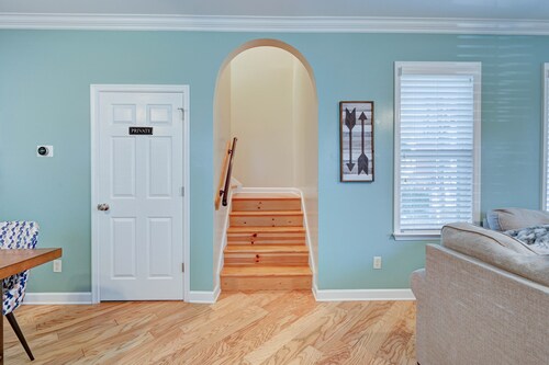 5 Min Downtown - Free Parking - Fenced Yard