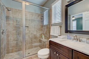 Combined shower/bathtub, eco-friendly toiletries, hair dryer, towels