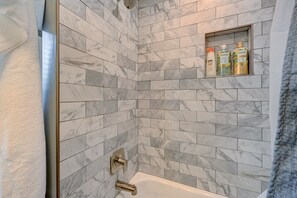 Combined shower/bathtub, eco-friendly toiletries, hair dryer, towels - 5 Min Downtown - Free Parking - Fenced Yard (Memphis)