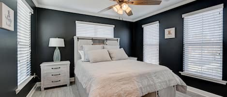 3 dormitorios, escritorio, tabla de planchar con plancha y cuna de viaje