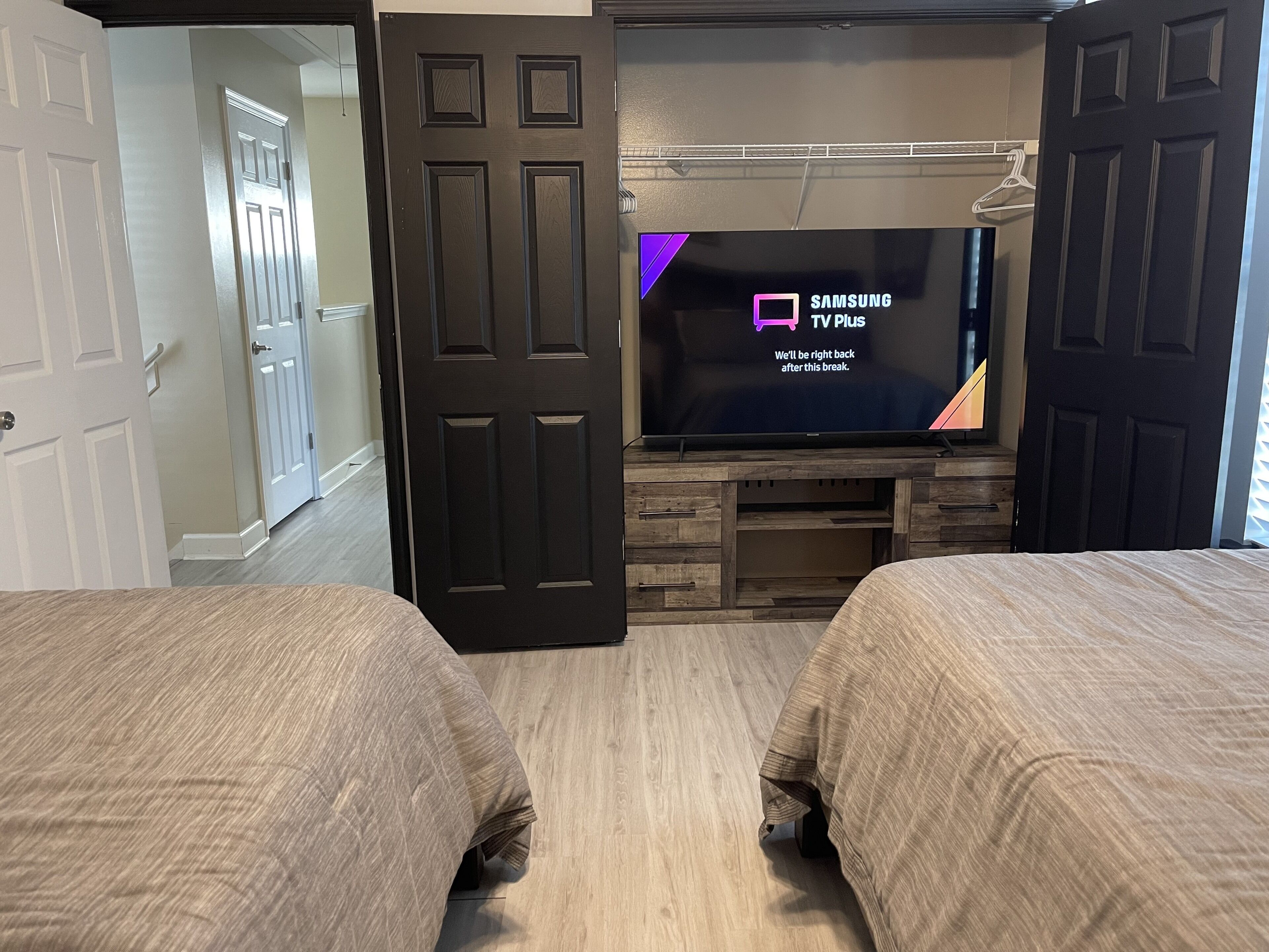 3 dormitorios, escritorio, tabla de planchar con plancha y cuna de viaje