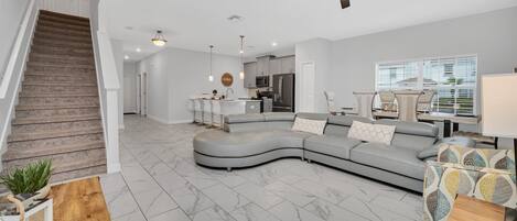 Una televisión, un futbolín