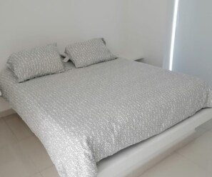 Basic House | 4 bedrooms, free WiFi, bed sheets - Casa Quinta Privada en Lagos del Peñón (Girardot)