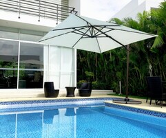 Una piscina al aire libre