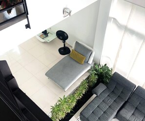 Televisión de pantalla plana de 32 pulgadas con canales por cable 