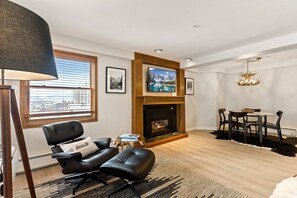 Smart TV, fireplace, books - Ski-In/Ski-Out 1 BD Modern Luxury Slopeside Retreat (Steamboat Springs)