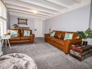 TV, fireplace - The Old Bark House No 3 (St Austell)