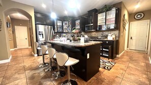 Kjøleskap, mikrobølgeovn, oppvaskmaskin og kaffetrakter/tekoker