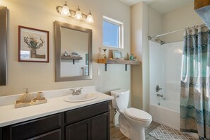 Combined shower/bathtub, hair dryer, towels, soap - Luxurious Open Concept Home with Fabulous Backyard Entertainment Area (Santa Fe)