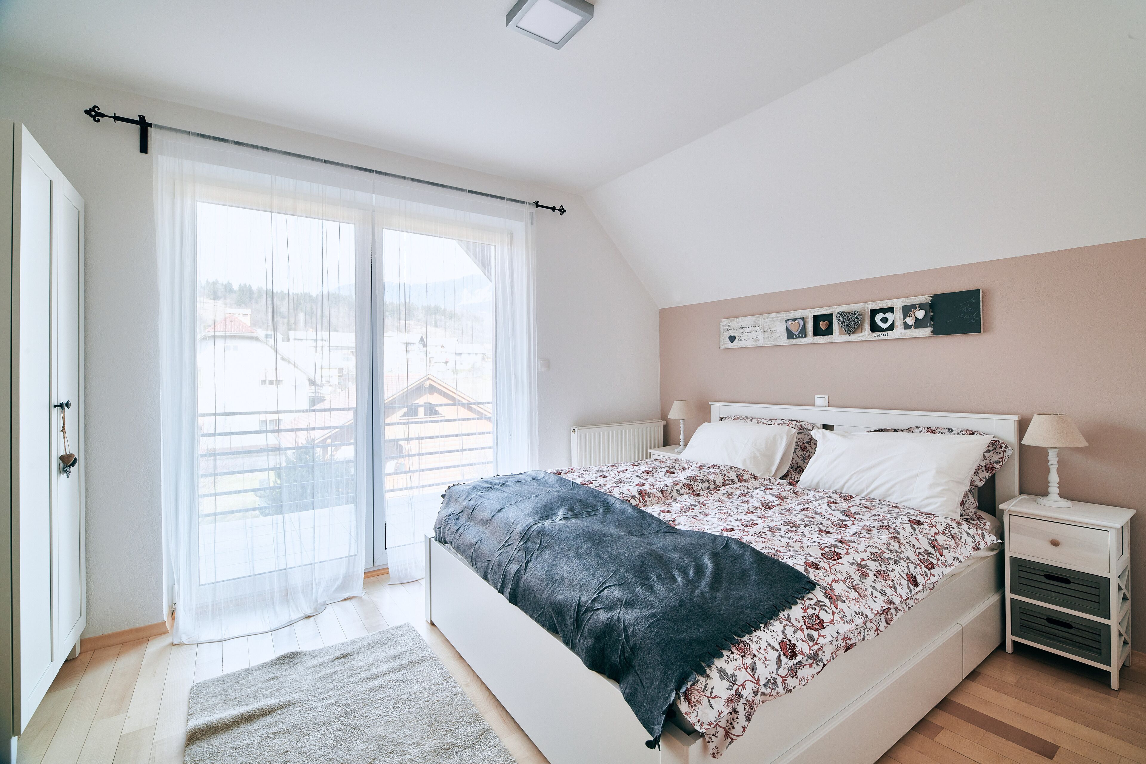 4 Schlafzimmer, Schreibtisch, Reisekinderbett, WLAN