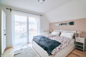 4 bedrooms, desk, travel cot, WiFi