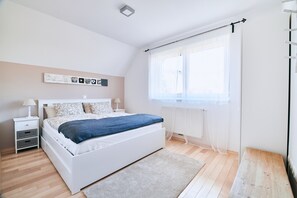 4 Schlafzimmer, Schreibtisch, Reisekinderbett, WLAN