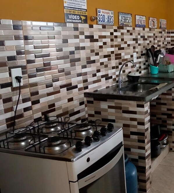 Fridge, microwave, cookware/dishes/utensils - Arraial do Cabo - Suite 202 - Subuai Village - Economic Rent (RJ)