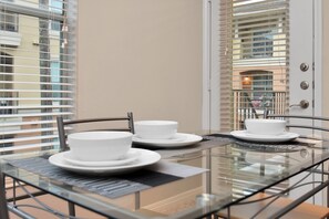 Dining - SWEET ! 2 BEDROOM ESCAPE NEAR HOUSTON’S GALLERIA! (Houston)