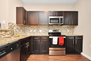 Private kitchen - SWEET ! 2 BEDROOM ESCAPE NEAR HOUSTON’S GALLERIA! (Houston)