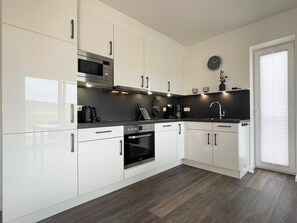 ثلاجة، ميكروويف، فرن، غسالة أطباق