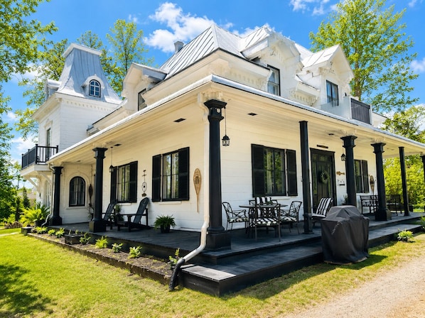 Exterior - Maison Jacques: on the Sainte-Anne River (Sainte-Anne-de-la-Pérade)