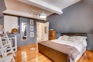 5 Schlafzimmer, Schreibtisch, Bügeleisen/Bügelbrett, Reisekinderbett