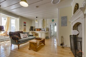 Smart-TV, bøker og stereoanlegg