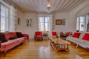 Smart-TV, bøker og stereoanlegg