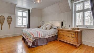 5 quartos, escrivaninha, ferros/tábuas de passar roupa, berço de viagem