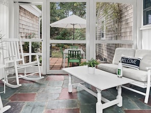 TV, caminetto, libri